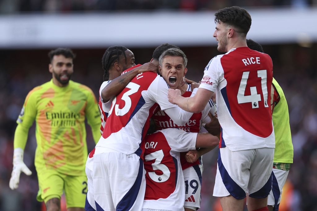 Para pemain Arsenal merayakan gol keempat ke gawang Leicester City pada laga Liga Inggris di London, Sabtu (28/9/2024). Arsenal menang dengan skor 4-2. 