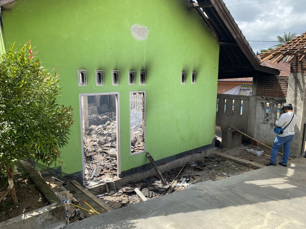 Kondisi salah satu rumah yang dibakar di Dusun Ganjar, Desa Mareje, Kecamatan Lembar, Kabupaten Lombok Barat, Nusa Tenggara Barat, Rabu (4/5/2022). Kejadian pembakaran enam unit rumah itu terjadi pada Selasa (3/5/2022) malam karena dipicu oleh kesalahpahaman antarwarga terhadap pembakaran petasan pada malam Lebaran. Terkait kejadian itu, semua pihak diminta untuk tidak terprovokasi.