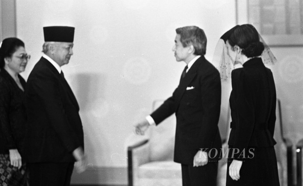  Bertemu Kaisar Jepang-- Presiden dan Nyonya Tien Soeharto diterima Kaisar Jepang Akihito dan Permaisuri Michiko di ruang tamu Istana Kaisar Jepang, Minggu, 26, Februari 1989, sebelum Kepala Negara dan Nyonya meningalkan Tokyo kembali ke Tanahair.