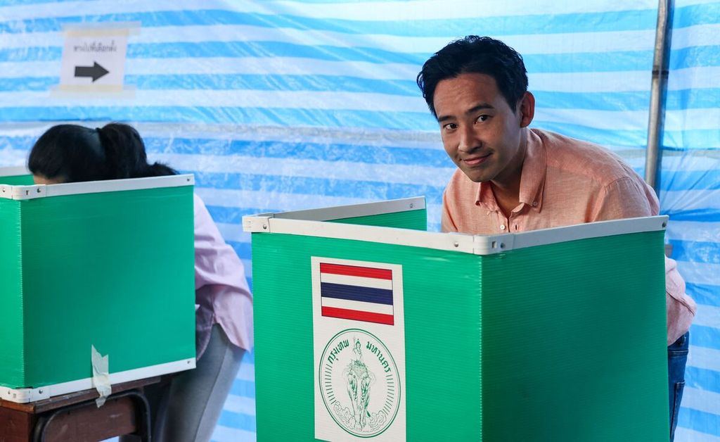 Ketua Partai Mau Bersama sekaligus calon Perdana Menteri Thailand Pita Limjaroenrat mencoblos di dalam pemilihan umum di Bangkok pada 14 Mei 2023. 