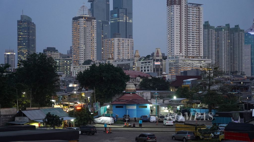 A corner of the capital city in Tanah Abang, Central Jakarta, Tuesday (2/5/2023). The Provincial Government of DKI Jakarta requires migrants to have guaranteed housing when processing population documents.