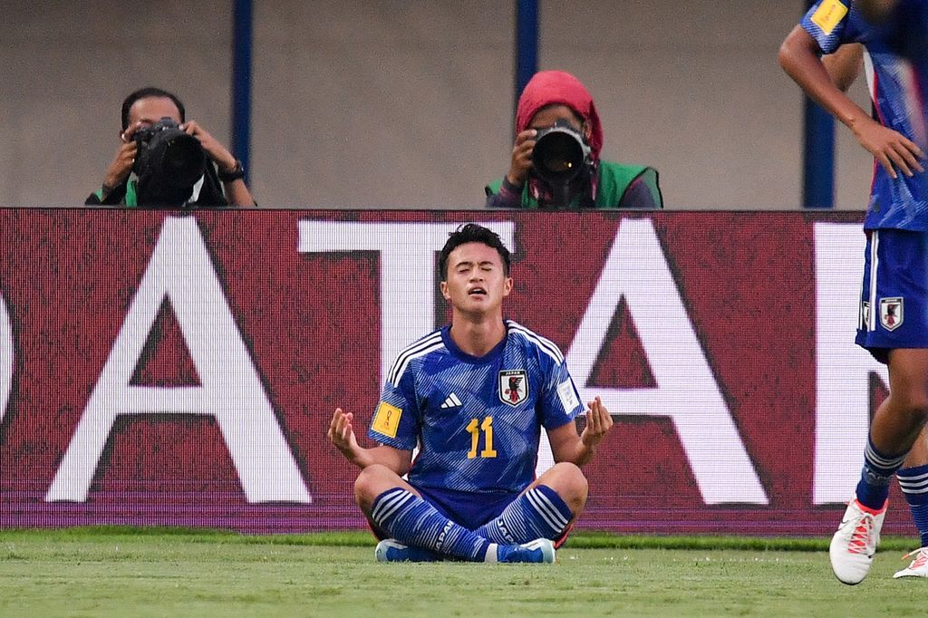 Penyerang Jepang U-17, Rento Takaoka, melakukan selebrasi setelah mencetak gol ke gawang Senegal di Stadion Si Jalak Harupat, Kabupaten Bandung, pada Jumat (17/11/2023). Takaoka mencetak sepasang gol untuk mengantar Jepang menang 2-0.