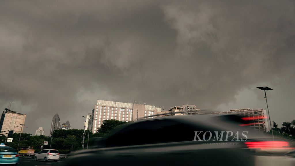 Mendung gelap menyelimuti langit Jakarta di kawasan Senayan, Jakarta Pusat, Jumat (26/11/2021). 