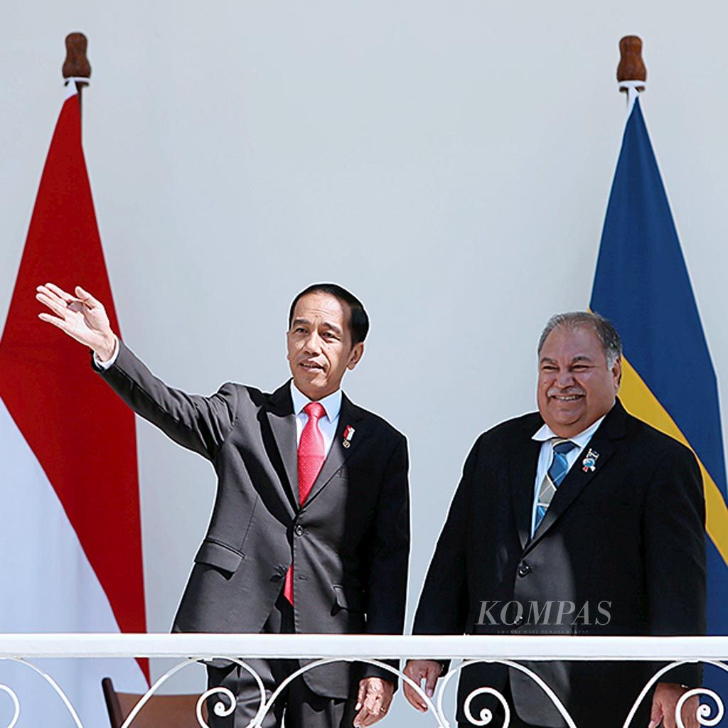 Presiden Joko Widodo menunjukkan keindahan Kebun Raya Bogor kepada Presiden Republik Nauru Baron Divavesi Waqa sebelum mengadakan pertemuan di beranda belakang Istana Bogor, Jawa Barat, Jumat (8/12).