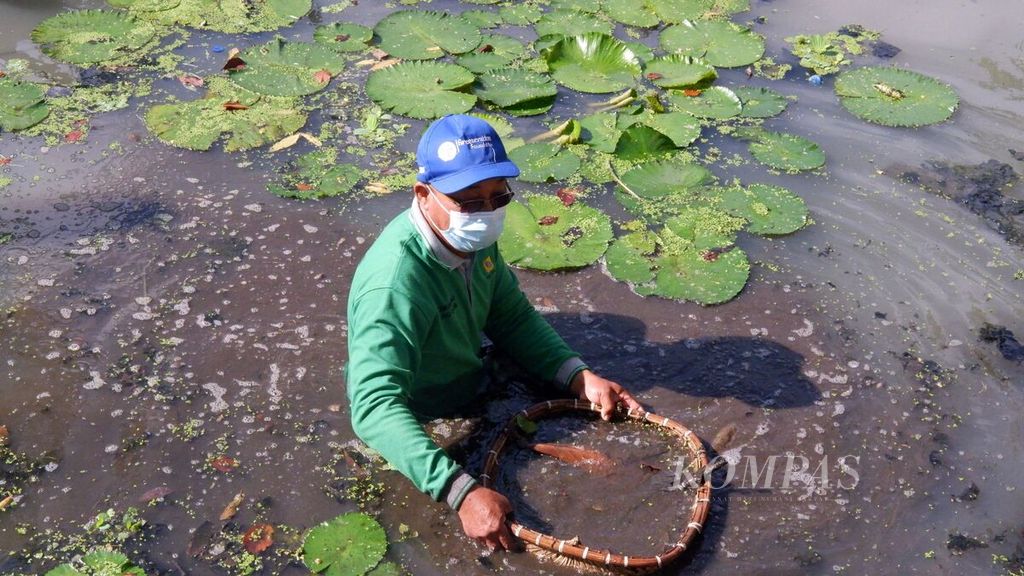 Warga membersihkan Sungai Taluk Kubur di Kelurahan Alalak Utara, Kecamatan Banjarmasin Utara, Kota Banjarmasin, Kalimantan Selatan, Sabtu (7/8/2021). Aksi bersih sungai tetap dilakukan warga dari berbagai komunitas di masa pandemi.