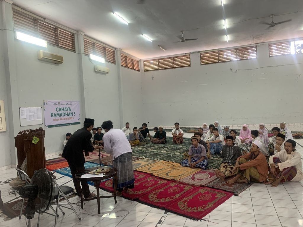 Sejumlah warga binaan sedang mengikuti ceramah agama di Panti Sosial Bina Insan Bangun Daya, Kedoya, Jakarta Barat, Kamis (6/4/2023).