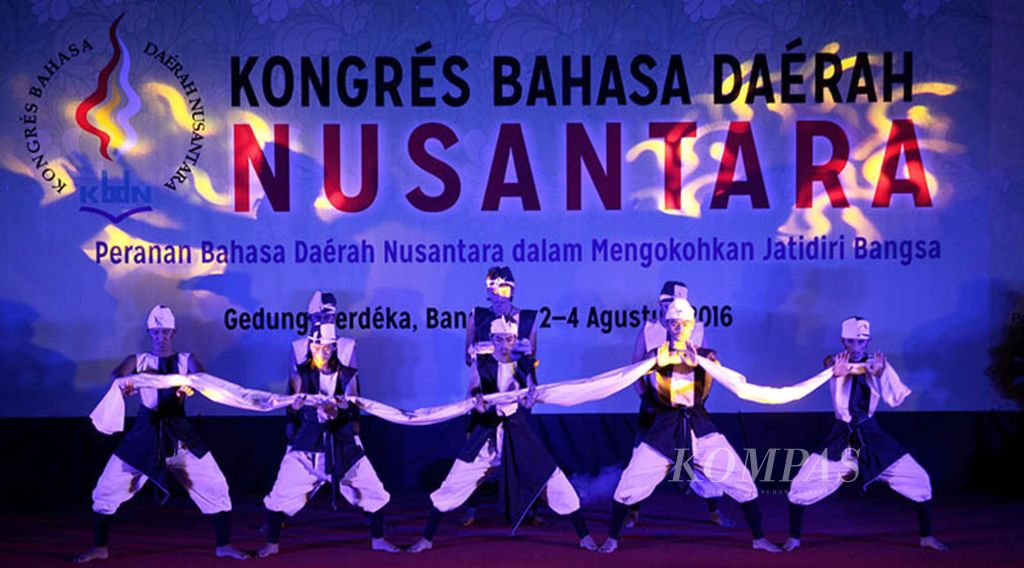 A contemporary dance performance with the theme of ethnic diversity opened the Nusantara Regional Language Congress 2016 at Gedung Merdeka, Bandung, West Java on Tuesday (2/8/2016). To date, 139 regional languages ​​in Indonesia are at risk of extinction.
