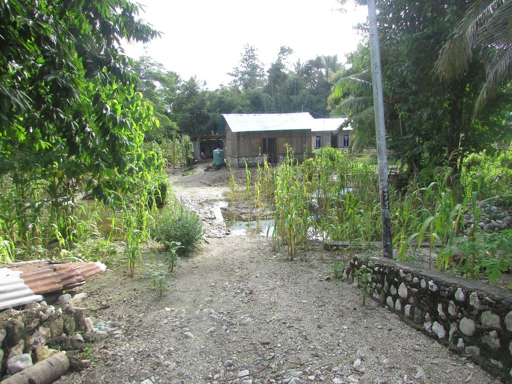 Lokasi yang bakal dibangun 7-8 unit rumah warga di Kelurahan Babau, Kupang, Rabu (2/3/2022). Tempat ini berada di cekungan sehingga perlu ditimbun material batu, pasir, dan tanah untuk mencapai ketinggian tertentu agar tidak dilalui banjir Sungai Oelamasi.  