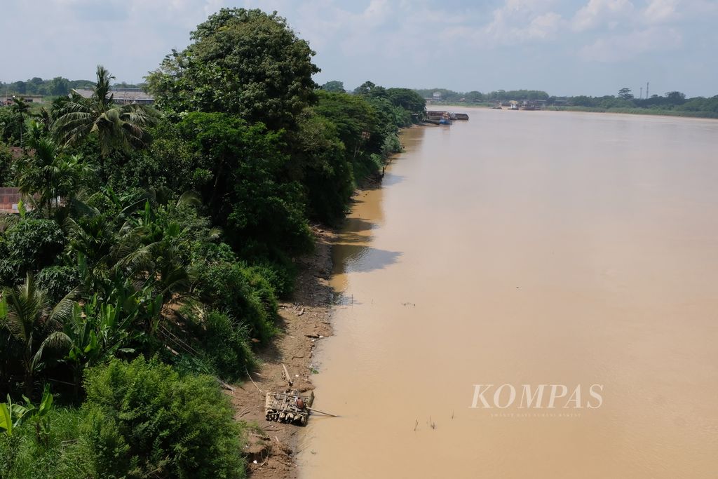 Suasana Sungai Batanghari di Jambi, Sabtu (24/6/2023). Sungai terpanjang di Sumatera ini punya jejak sejarah panjang sebagai sumber kehidupan masyarakat sejak dulu. Namun, kini sungai tersebut tercemar.