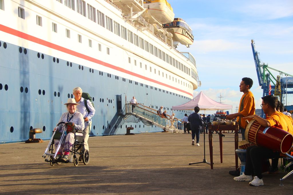 Kapal pesiar MV Boudicca yang mengangkut 927 wisatawan manca negara menyambangi Pelabuhan Yos Sudarso, Kota Ambon, Maluku, pada Minggu (19/1/2020). Wisatawan disambut dengan musik tradisional tifa dan toto buang.