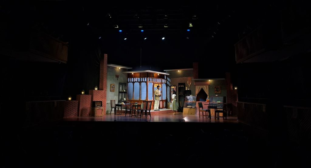 Ani dan Karnaen sedang berdialog dalam pementasan teater <i>Bunga Rumah Makan </i>oleh Teater Ciliwung di Teater Kecil, Taman Ismail Marzuki, Cikini, Jakarta Pusat, pada Kamis (31/10/2024).