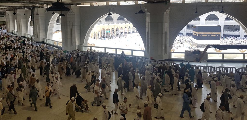 Para anggota jemaah haji  melakukan tawaf mengelilingi Ka'bah di lantai dua Masjidil Haram, Mekkah, Senin (27/6/2022) siang waktu setempat. Jemaah haji dari sejumlah negara berdatangan ke Mekkah untuk menunaikan ibadah haji pada awal Juli 2022.