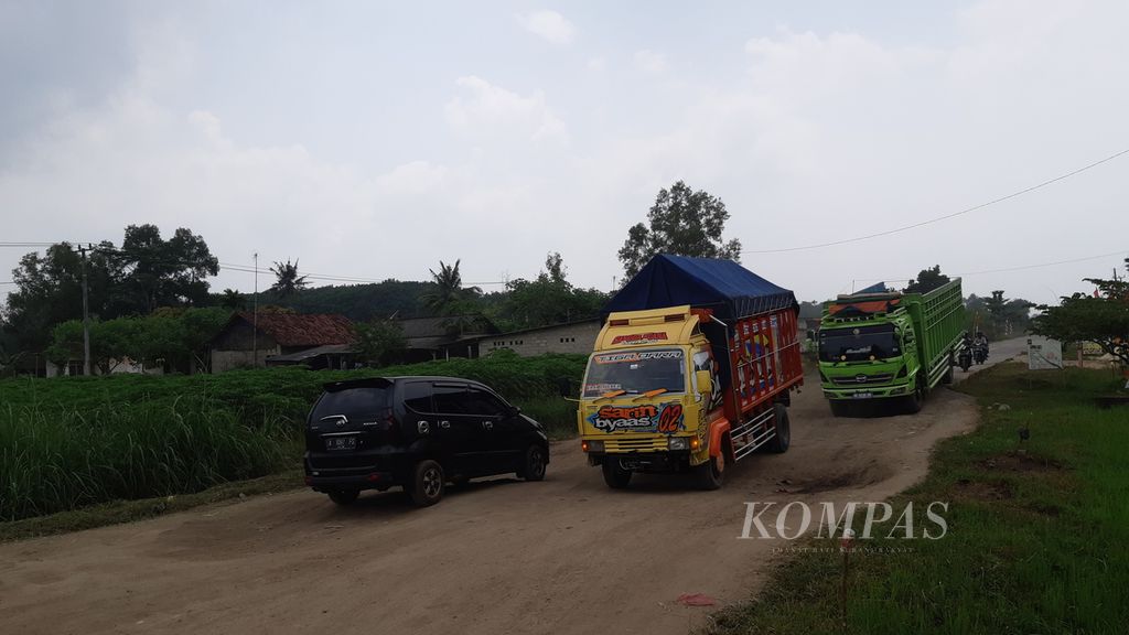 Kondisi jalan rusak di Jalan Raya Rumbia, Way Seputih, Kabupaten Lampung Tengah, Lampung, pada Rabu (3/5/2023).