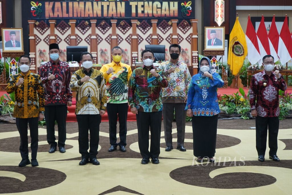 Indonesian Minister of Home Affairs Tito Karnavian (second left)  with regional heads throughout Central Kalimantan after the Coordination Meeting for the Acceleration of the Realization of Regional Budgets (APBD) in Central Kalimantan Province, Thursday (27/5/2021).