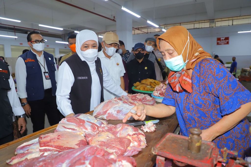 Gubernur Jatim Khofifah Indar Parawansa berdialog dengan pedagang daging sapi di Pasar Ponorogo, Jawa Timur, Senin (25/4/2022). Harga daging naik Rp 5.000 per kg jelang Lebaran.