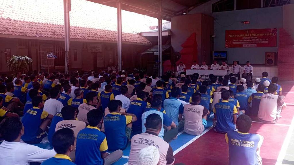 Warga binaan Rumah Tahanan Kelas I Cirebon, Jawa Barat, mengikuti sosialisasi terkait aturan kunjungan Lebaran di Rutan, Rabu (19/4/2023). Petugas membuka layanan kunjungan tatap muka selama empat hari dari 1 Syawal hingga 4 Syawal.