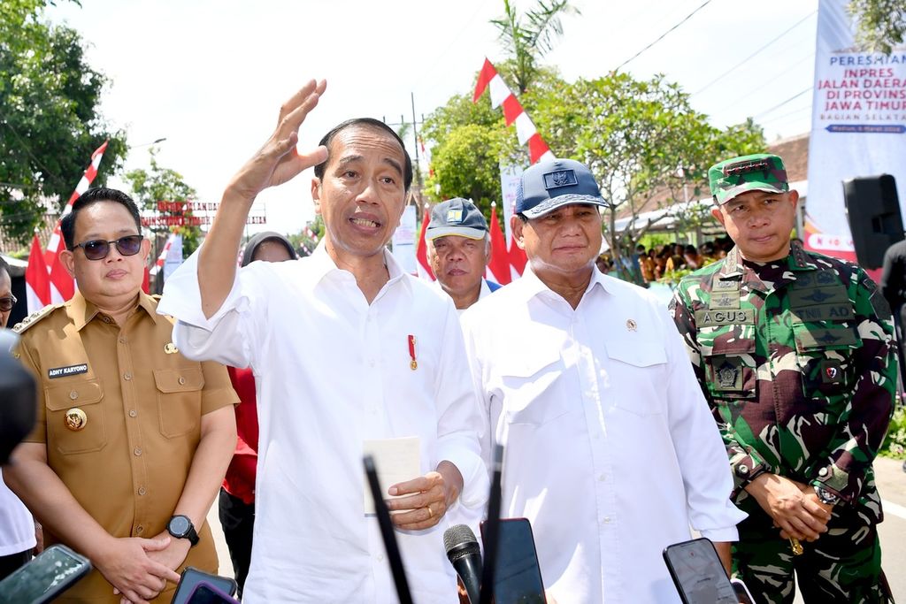 Presiden Joko Widodo memberikan keterangan kepada wartawan seusai meresmikan perbaikan jalan daerah di Provinsi Jawa Timur bagian selatan sepanjang 209,46 kilometer di Kabupaten Madiun, Jatim, Jumat (8/3/2024).