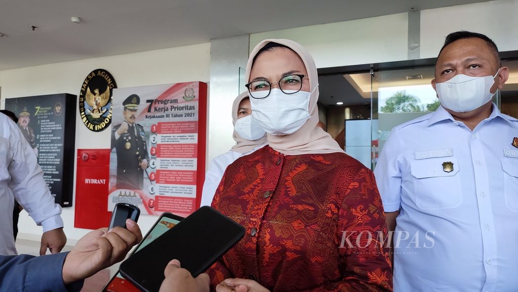 Kepala  BPOM Penny K Lukito seusai bertemu dengan Jaksa Agung ST Burhanuddin di Kompleks Kejaksaan Agung, Jakarta, Rabu (16/11/2022). BPOM menempuh jalur pidana untuk perusahaan yang terlibat kasus gangguan ginjal akut pada anak. 