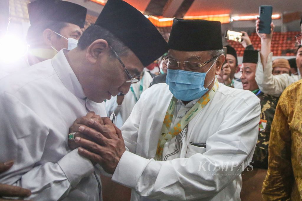 KH Yahya Cholil Staquf (kiri) mencium tangan KH Said Agil Siroj seusai pemungutan suara dalam Muktamar Ke-42 Nahdlatul Ulama di Universitas Lampung, Bandar Lampung, Lampung, Jumat (24/12/2021) dini hari. KH Yahya Cholil Staquf raih 337 suara, unggul dari KH Said Aqil Siroj yang meraih 210 suara dan berhak memimpin organisasi masyarakat Islam terbesar di Tanah Air hingga 2026. 