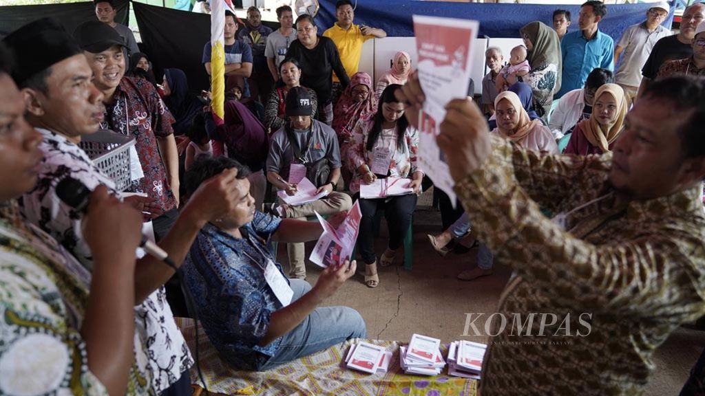 Penghitungan suara pemilu presiden di Tempat Pemungutan Suara (TPS) 030 Cipinang Melayu, Makasar, Jakarta Timur, Rabu (17/4/2019).