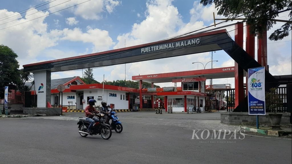 Dua pengendara melintas di Jalan Halmahera atau di depan Depo BBM Pertamina Malang di Kelurahan Ciptomulyo, Kecamatan Sukun, Kota Malang, Jawa Timur, Minggu (17/4/2022).