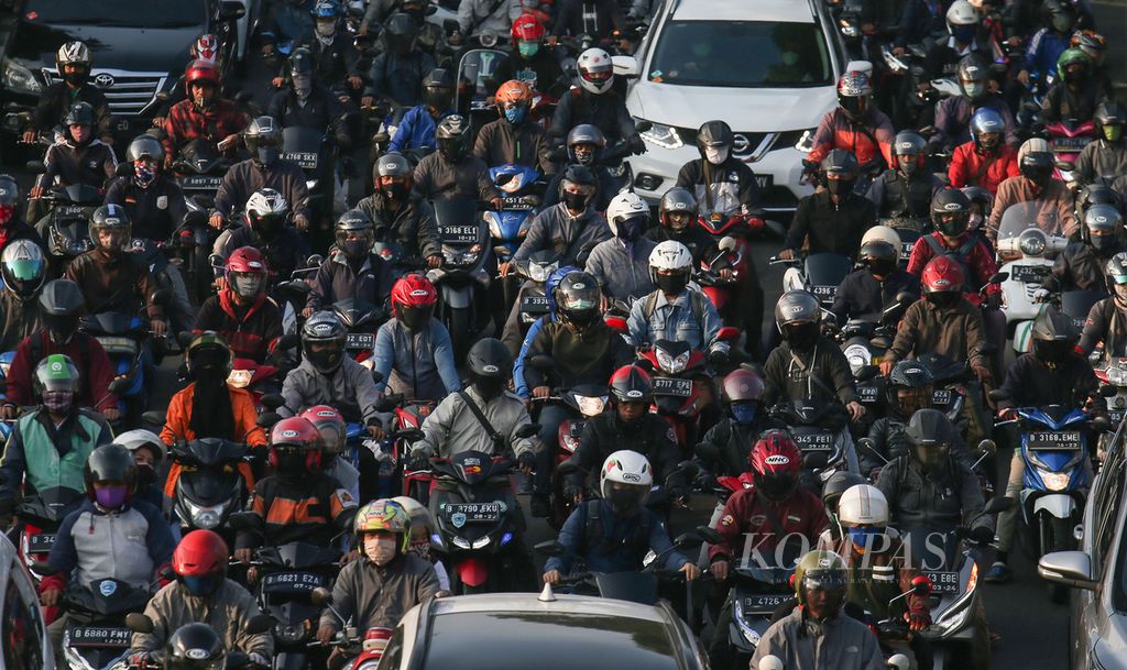 Kepadatan lalu lintas di Jalan Raya Lenteng Agung, Jakarta Selatan, Senin (8/6/2020).