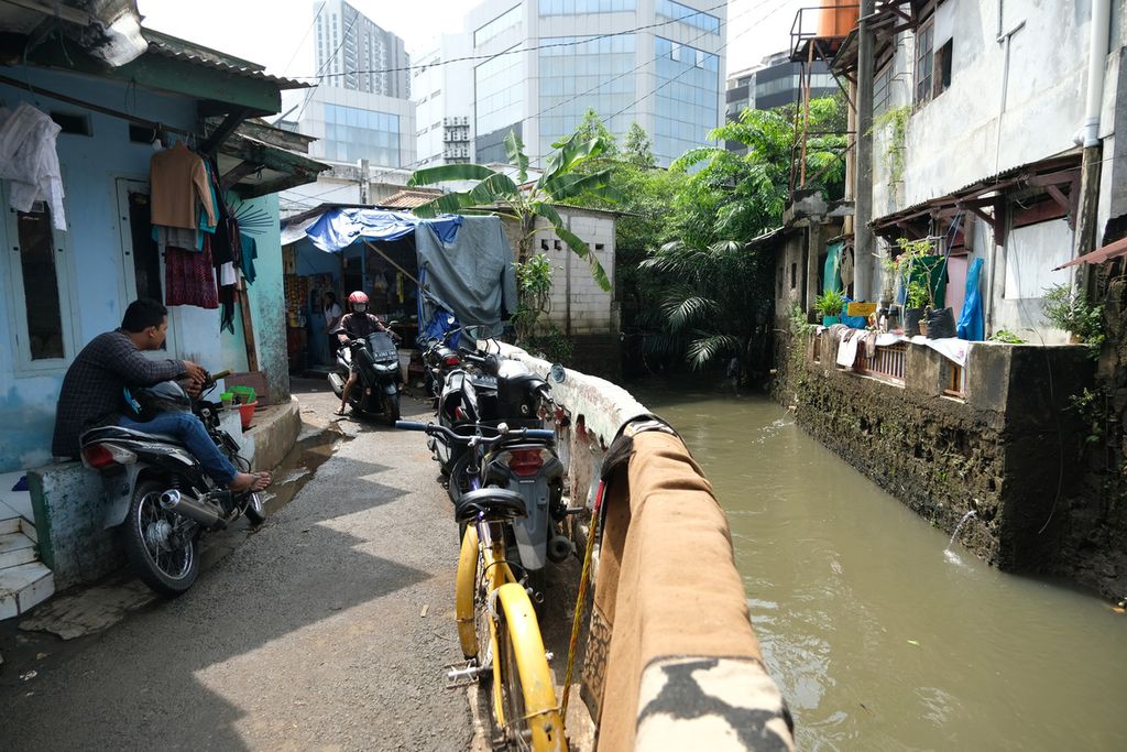 Pengendara sepeda motor melintas di RT 012 RW 015, Kalibata, Jakarta Selatan, Jumat (7/10/2022). Banjir yang melanda Jakarta sejak Kamis (6/10/2022) malam membuat sejumlah rumah warga terendam. 