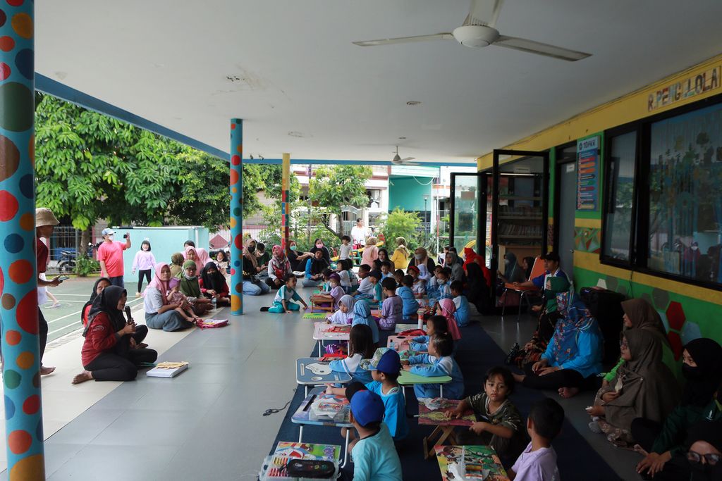 Suasana saat anak-anak mendengarkan dongeng dari seorang guru di Ruang Publik Terpadu Ramah Anak (RPTRA) Mardani Asri, Cempaka Putih, Jakarta Pusat, Minggu (20/11/2022). RPTRA Mardani Asri mengadakan Festival Hari Anak Universal untuk memperingati Hari Anak Sedunia 2022. 