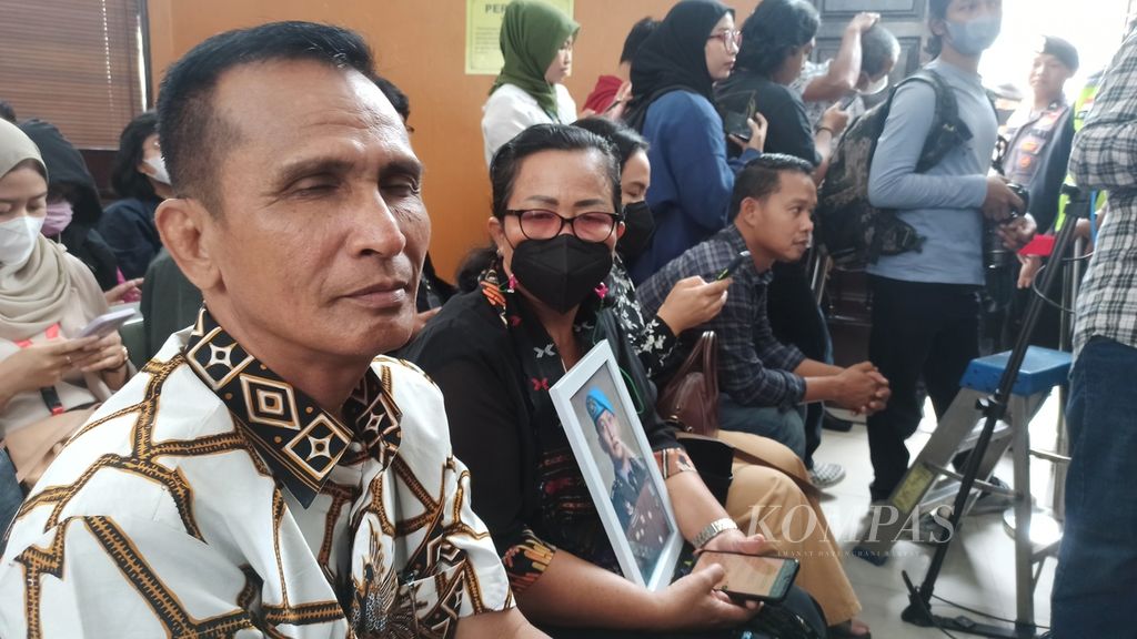 Samuel Hutabarat (kiri) dan Rosti Simanjuntak, orangtua Brigadir J atau Nofriansyah Yosua Hutabarat, serta Yuni Hutabarat (belakang Rosti), kakak Nofriansyah, mengikuti sidang pembacaan putusan terhadap terdakwa pembunuhan Nofriansyah di Pengadilan Negeri Jakarta Selatan, Jakarta, Selasa (14/2/2023).