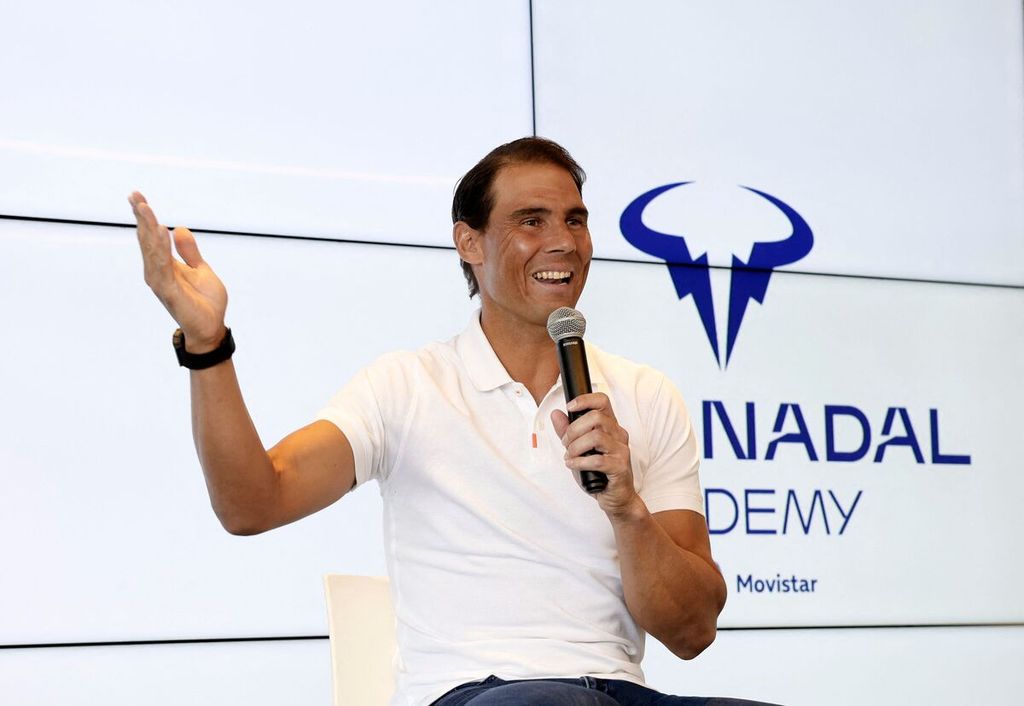 Petenis Spanyol, Rafael Nadal, dalam jumpa pers mengumumkan tak bisa tampil di Perancis Terbuka karena cedera, 18 Mei 2023. 