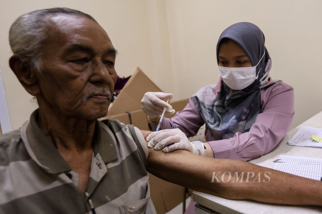 Petugas kesehatan menyuntikkan vaksin meningitis kepada calon jemaah haji di Puskesmas Pasar Minggu, Jakarta, Rabu (17/4/2024). 