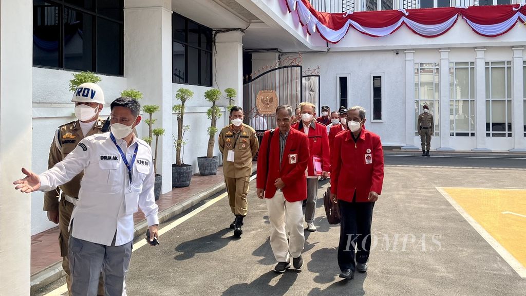 Pengurus Partai Demokrasi Rakyat Indonesia datang ke Kantor Komisi Pemilihan Umum di Jakarta, Sabtu (6/8/2022), untuk mendaftar sebagai partai politik calon peserta Pemilu 2024.