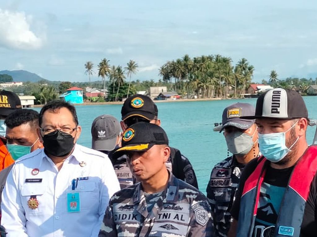 Komandan Pangkalan TNI AL Lingga Letnan Kolonel Didik Hermawan memberikan keterangan usai operasi pencarian dan penyelamatan terhadap empat warga Kanada di perairan Lingga, Kepulauan Riau, Rabu (2/2/2022).