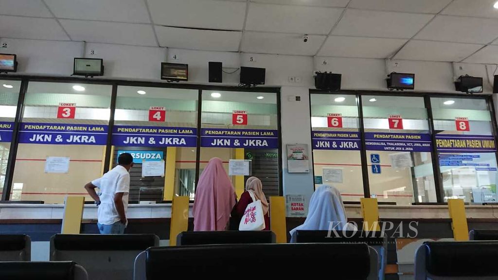 Warga saat sedang mengurus administrasi kesehatan di Rumah Sakit Umum Daerah Zainal Abidin, Banda Aceh, Jumat (11/3/2022). Mulai 1 April 2022, Pemprov Aceh menghentikan program Jaminan Kesehatan Aceh. Dengan demikian, warga Aceh harus mendaftar sebagai peserta Jaminan Kesehatan Nasional.