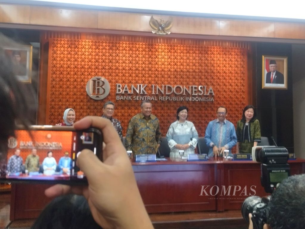 Bank Indonesia menggelar konferensi pers hasil Rapat Dewan Gubernur (RDG) Bank Indonesia (BI) pada 20-21 Agustus 2024, di Jakarta, Rabu (21/8/2024). RDG BI memutuskan suku bunga acuan kembali dipertahankan sebesar 6,25 persen.