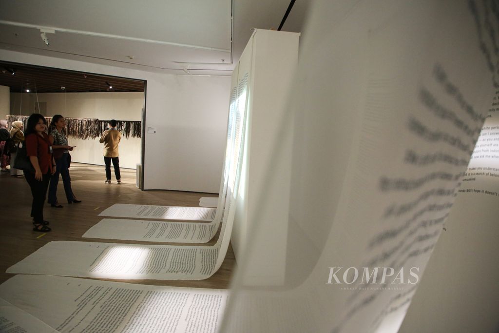 Karya seniman kelahiran Makassar, Lala Bohang, menjadi perhatian pengunjung pada saat pembukaan pameran bersama Bhinneka Tunggal Ika di Bentara Budaya Gallery Jakarta, Kamis (23/11/2023).