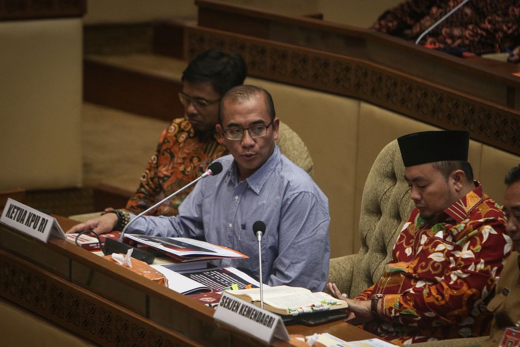 Ketua KPU Hasyim Asyari berbicara dalam rapat bersama Komisi II DPR di Gedung Parlemen, Jakarta, Senin (27/3/2023). 