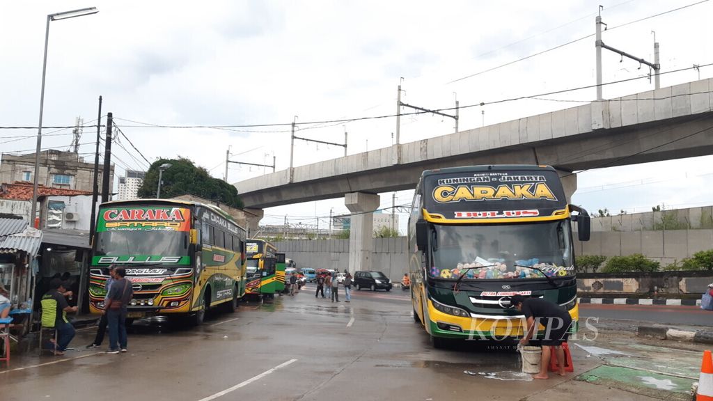 Sejumlah bus antarkota antarprovinsi (AKAP), di Terminal Lebak Bulus, Jakarta Selatan, menunggu calon penumpang yang akan pulang ke kampung halaman, Selasa (31/3/2020).