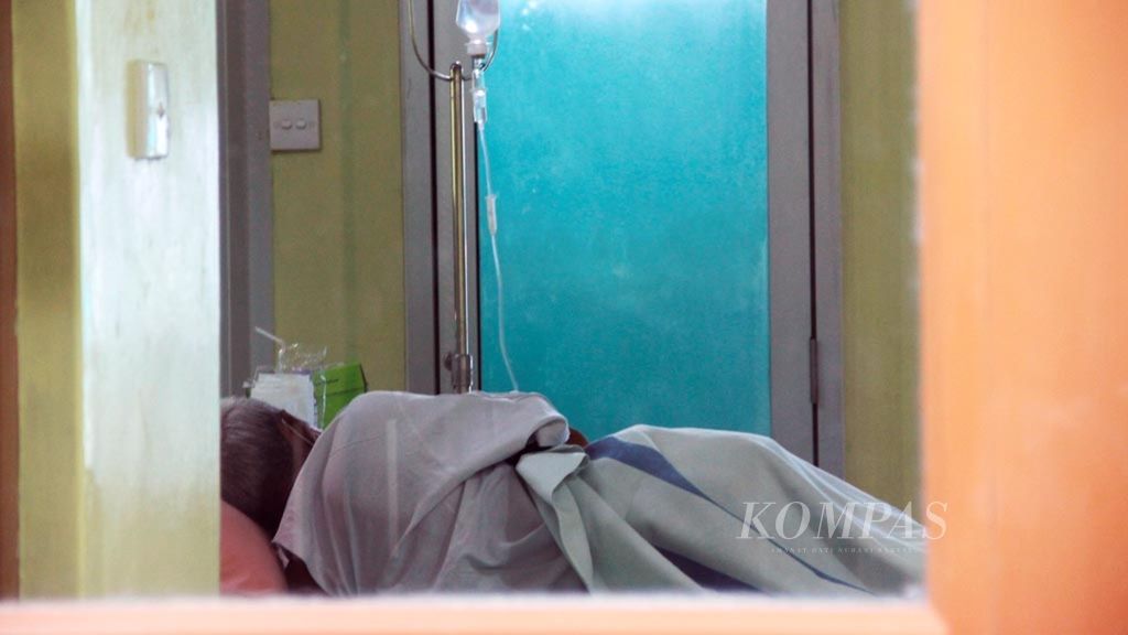 Pasien S (72) asal Kecamatan Mojolaban, Kabupaten Sukoharjo, Jawa Tengah, terbaring di ruang isolasi di Rumah Sakit Umum Daerah Dr Moewardi, Solo, Jawa Tengah, tahun 2013.