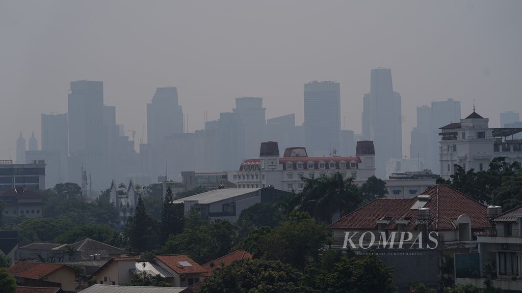 Polusi udara terlihat dari kawasan Kemang, Jakarta Selatan, Kamis (25/5/2023). 