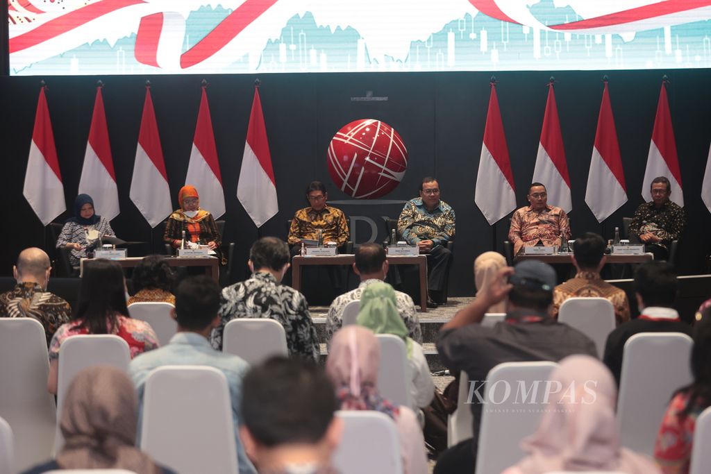 Kepala Eksekutif Pengawas Pasar Modal Otoritas Jasa Keuangan Inarno Djajadi (ketiga dari kiri) dan Direktur Utama Bursa Efek Indonesia Iman Rachman (ketiga dari kanan) saat konferensi pers laporan akhir tahun di Gedung BEI, Jakarta, Kamis (29/12/2022). 