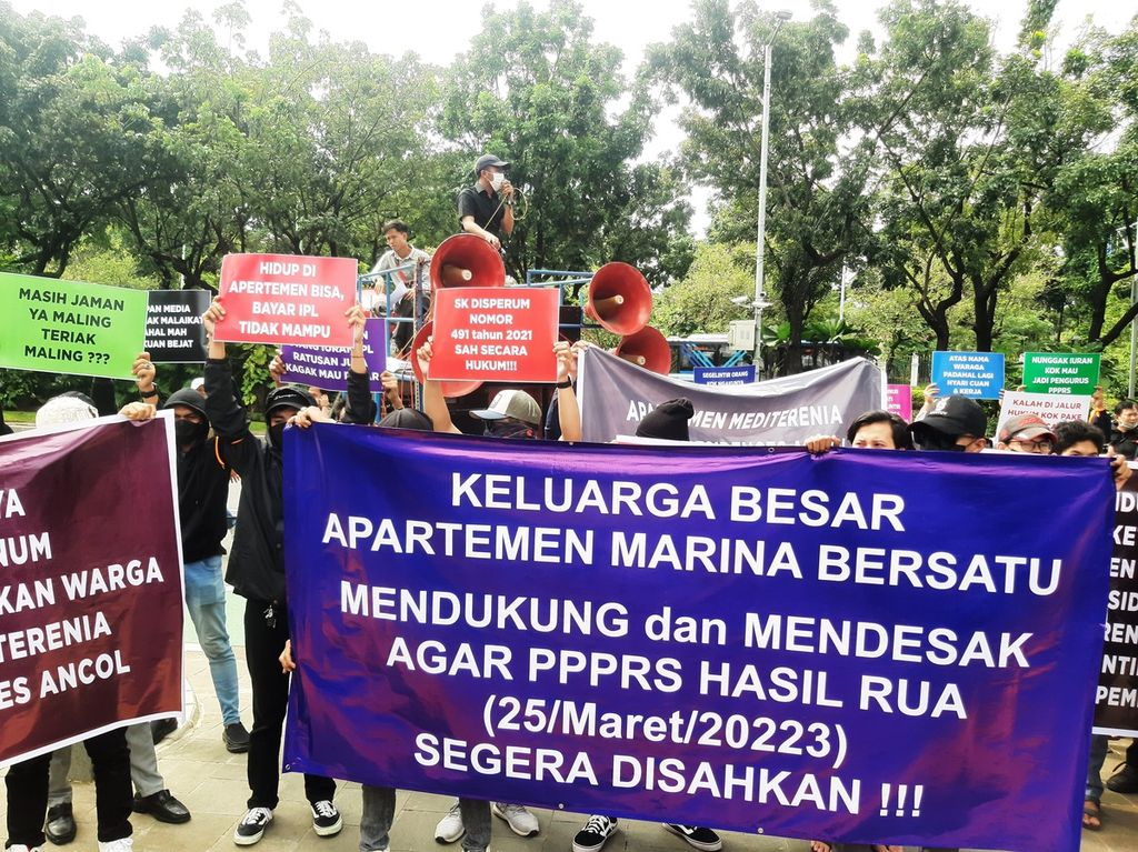 Para pemilik dan penghuni Apartemen Mediterania Marina Ancol yang berunjuk rasa di depan kantor Balai Kota Jakarta, Jumat (31/3/2023), menuntut disahkannya PPPSRS yang terpilih beberapa waktu lalu.