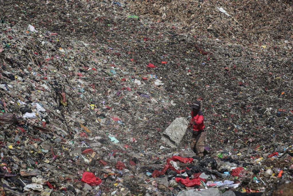 Pemulung mengambil sampah di Tempat Pengelolaan Sampah Terpadu (TPST) Bantargebang di Kota Bekasi, Jawa Barat, Selasa (27/6/2023). 