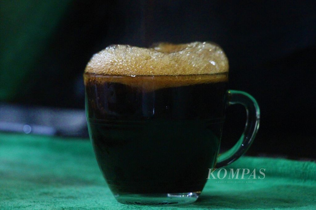 Kopi saring siap untuk diantar kepada pengunjung di warung kopi Solong Pango, di Kota Banda Aceh, Provinsi Aceh, Selasa (28/2/2023). Budaya ngopi masih mengakar di kalangan warga Aceh. Kondisi ini mendorong pertumbuhan warung kopi semakin banyak.