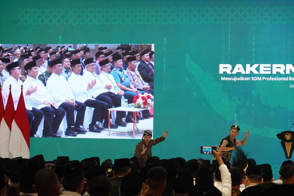 Suguhan pencak silat pada acara pembukaan Rakernas Lembaga Dakwah Islam Indonesia (LDII), Jakarta Timur, Selasa (7/11/2023).