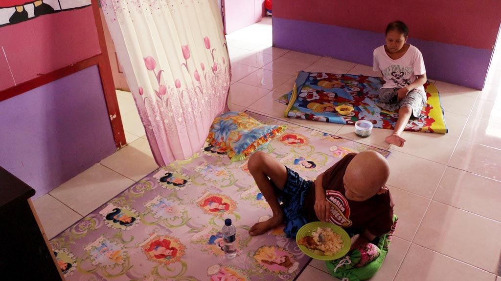 Laini Wati (18) dan Amin Rais (19), anak pengidap kanker, tengah menyantap makan siang di rumah singgah Komunitas Peduli Anak dengan Kanker (C-FOUR) Aceh, Rabu (1/2), Banda Aceh, Aceh. Di rumah singgah itu anak pengidap kanker didampingi agar tetap semangat menjalani pengobatan. Dari 2014 hingga 2017 sebanyak 70 anak pengidap kanker didampingi oleh C-FOUR.