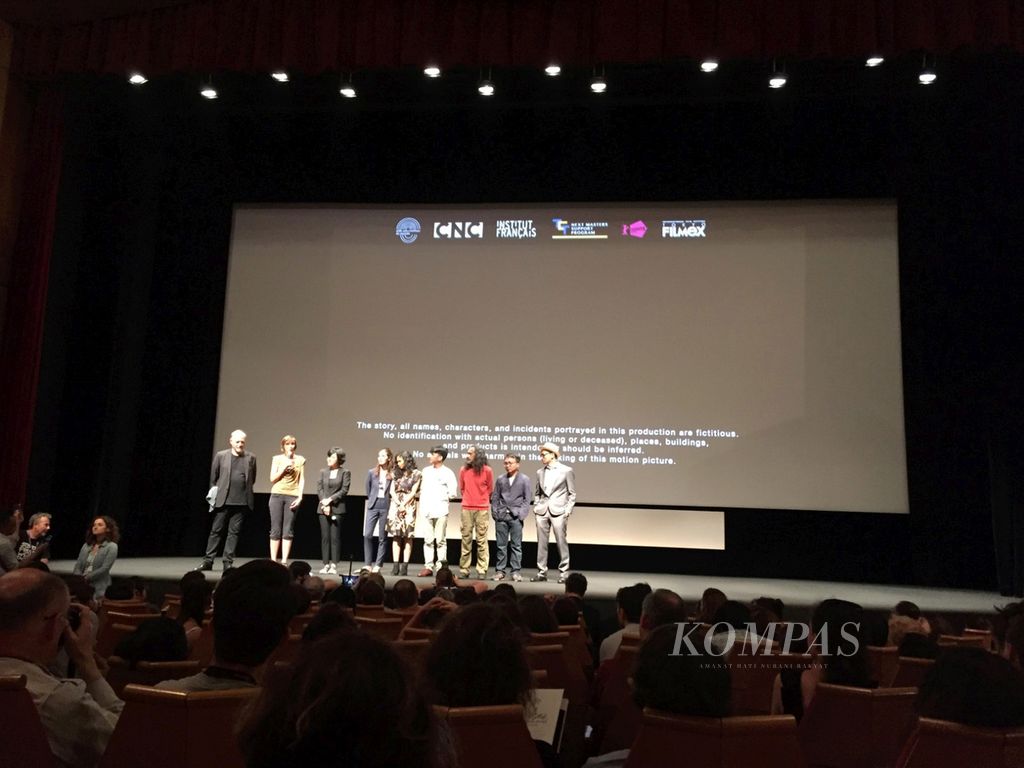Question and answer atmosphere from the audience and the team<i>Marlina the Murderer in Four Acts</i> after the screening inside the Croisette Theater at the 2017 Cannes International Film Festival in Cannes, France, Wednesday (24/5/2017). Marlina is the only Indonesian and even Southeast Asian film at this festival as well as the only Asian film screened because it passed the Quinzaines Des Realisateurs (Directors' Fortnight) selection.