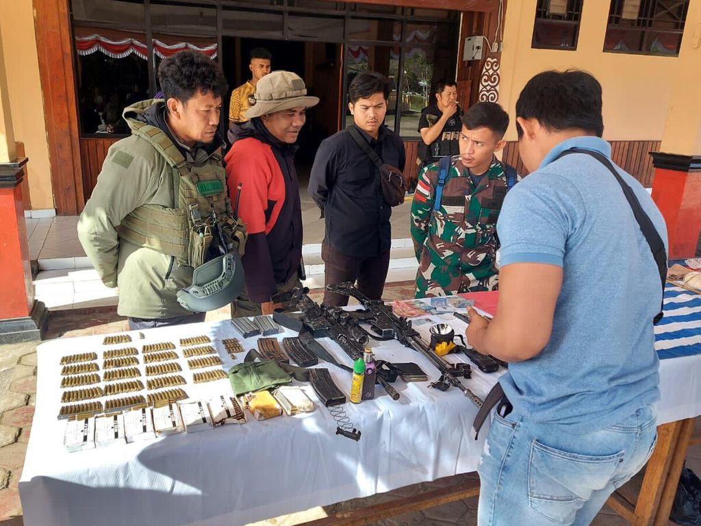 Barang bukti berupa senjata api dan amunisi yang ditemukan Satgas Damai Cartenz seusai kontak tembak dengan kelompok kriminal bersenjata di Distrik Serambakon, Kabupaten Pegunungan Bintang, Papua Pegunungan, Sabtu (30/9/2023). Lima anggota kelompok kriminal bersenjata tewas dalam peristiwa ini.