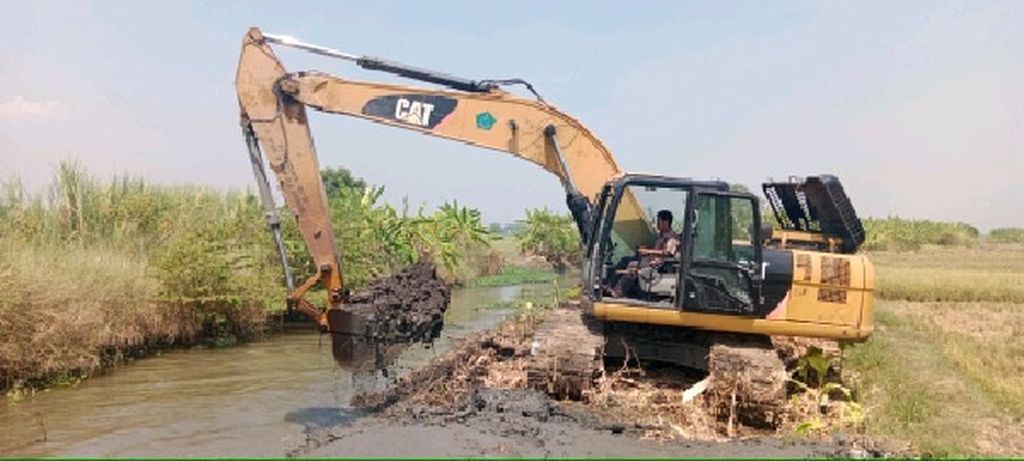 Sejumlah alat berat dikerahkan untuk mengeruk puluhan sungai di Sidoarjo, Jawa Timur. Pengerukan dipercepat guna mengantisipasi banjir di musim hujan.