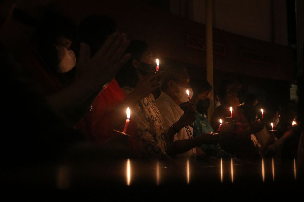 Thousands of congregations took part in a candle lighting session accompanied by the song "Holy Night" during the Christmas Eve service at GPIB Immanuel Jakarta, Saturday (24/12/2022).